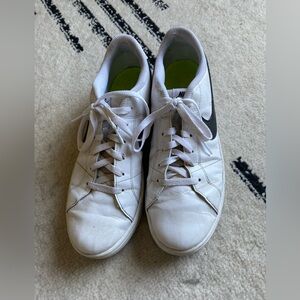 Nike low rise shows - sz 10